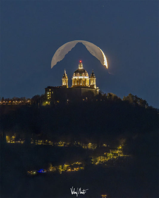 La Lune, le mont Viso et la basilique de Superga par le photographe Valerio Minato - Alu Art Mountains