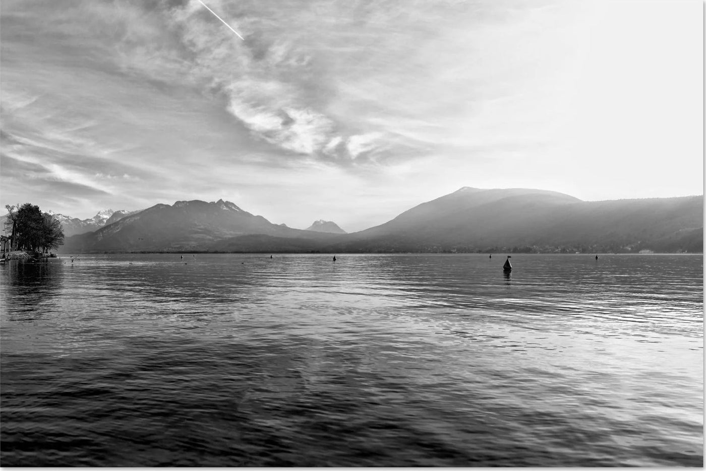 Photo du lac d’Annecy face aux Alpes enneigées
