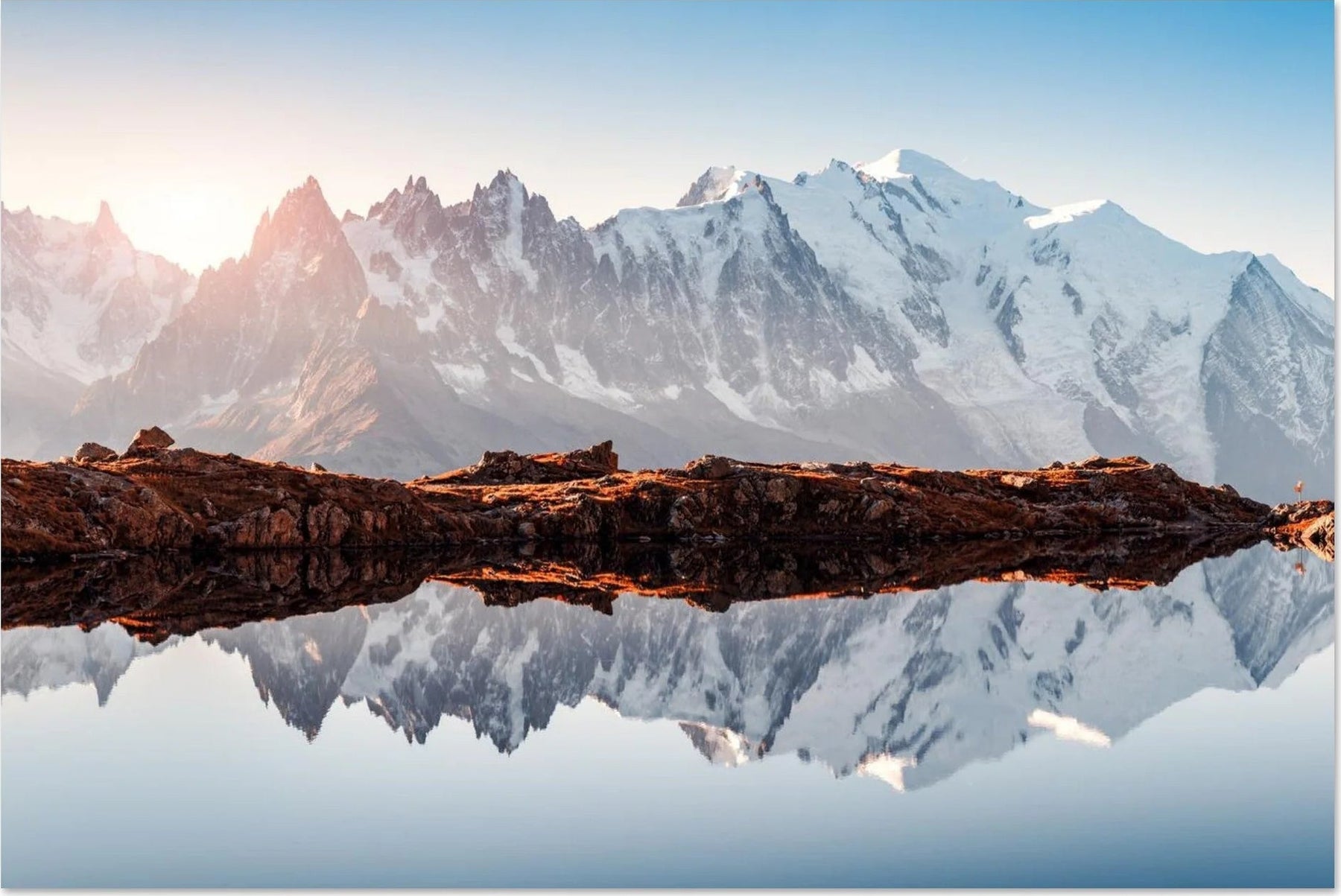 L’Aiguille Verte et les Drus reflétés dans les lacs des Chéserys, dans le massif du Mont-Blanc