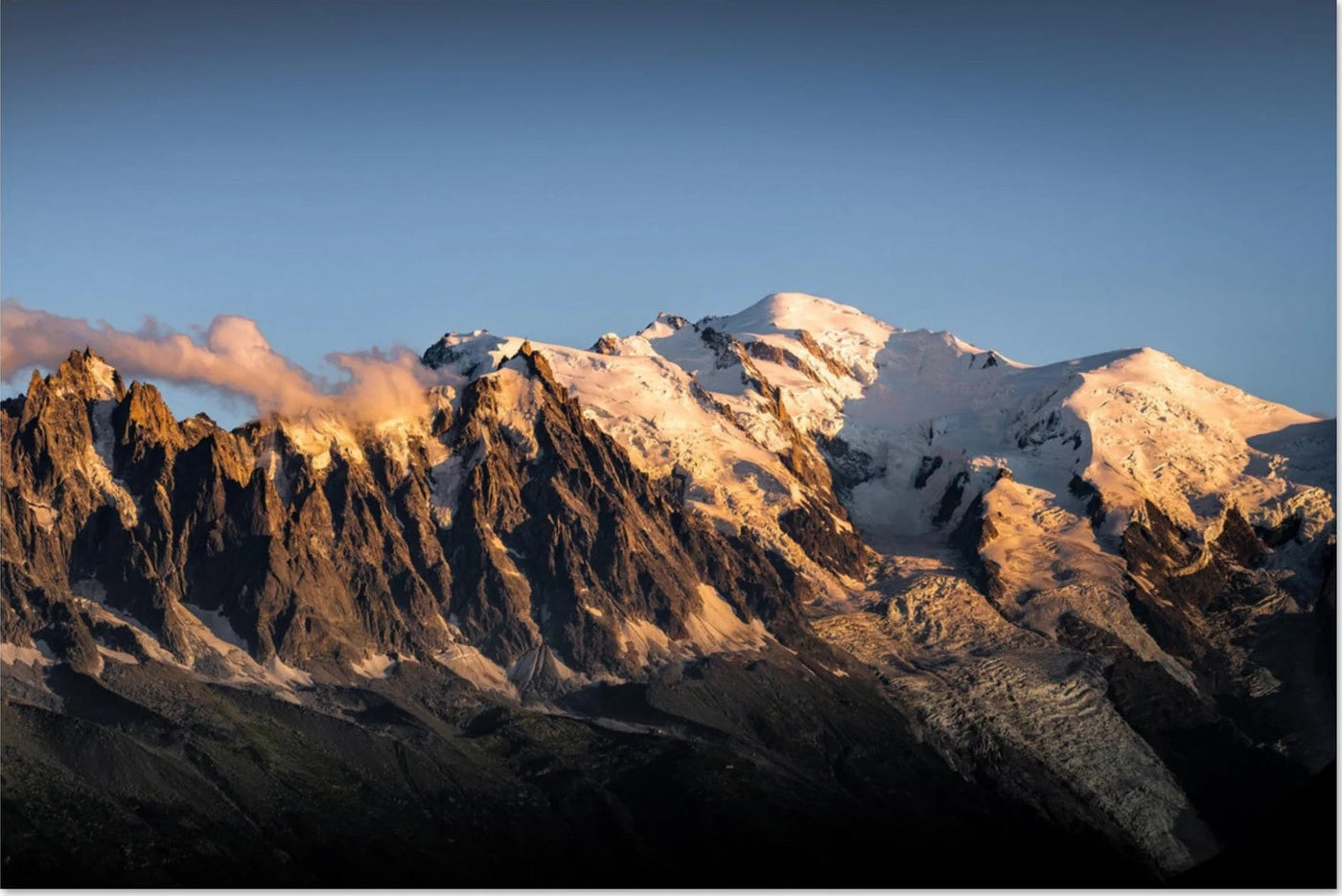 Photo d'un panorama du Mont-Blanc au coucher de soleil