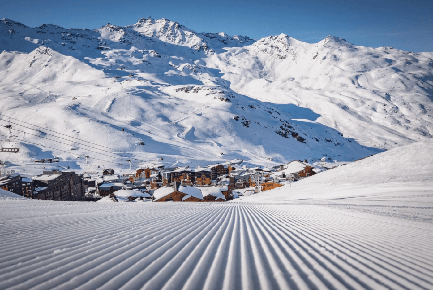 Tableau photo d’une station de ski des Alpes sous la neige et la lumière du soir
