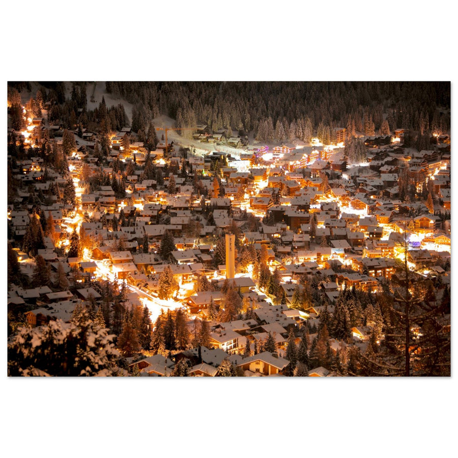 Tableau photo sur aluminium Dibond : Verbier sous la neige et illuminé à la tombée de la nuit dans le Valais