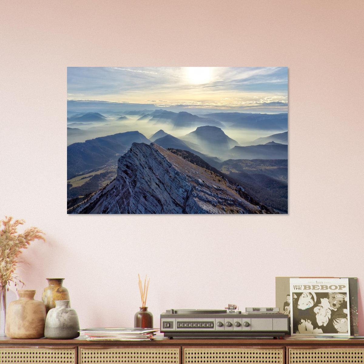 Tableau photo de Chamechaude et de ses falaises sur aluminium Dibond mat, accroché sur un mur rose clair au-dessus d’un buffet