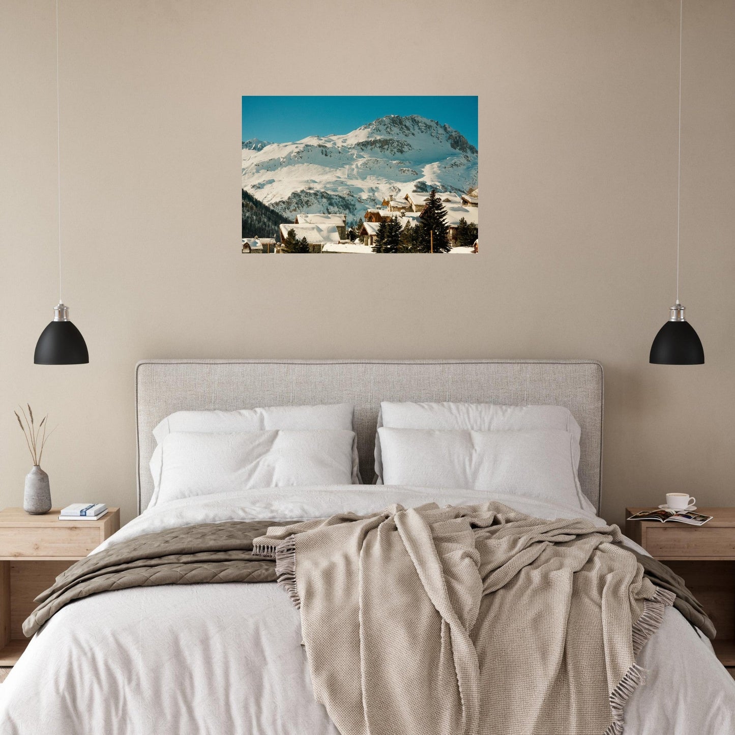 Tableau photo de chalets enneigés à Val d’Isère sur aluminium Dibond mat, présenté dans un intérieur