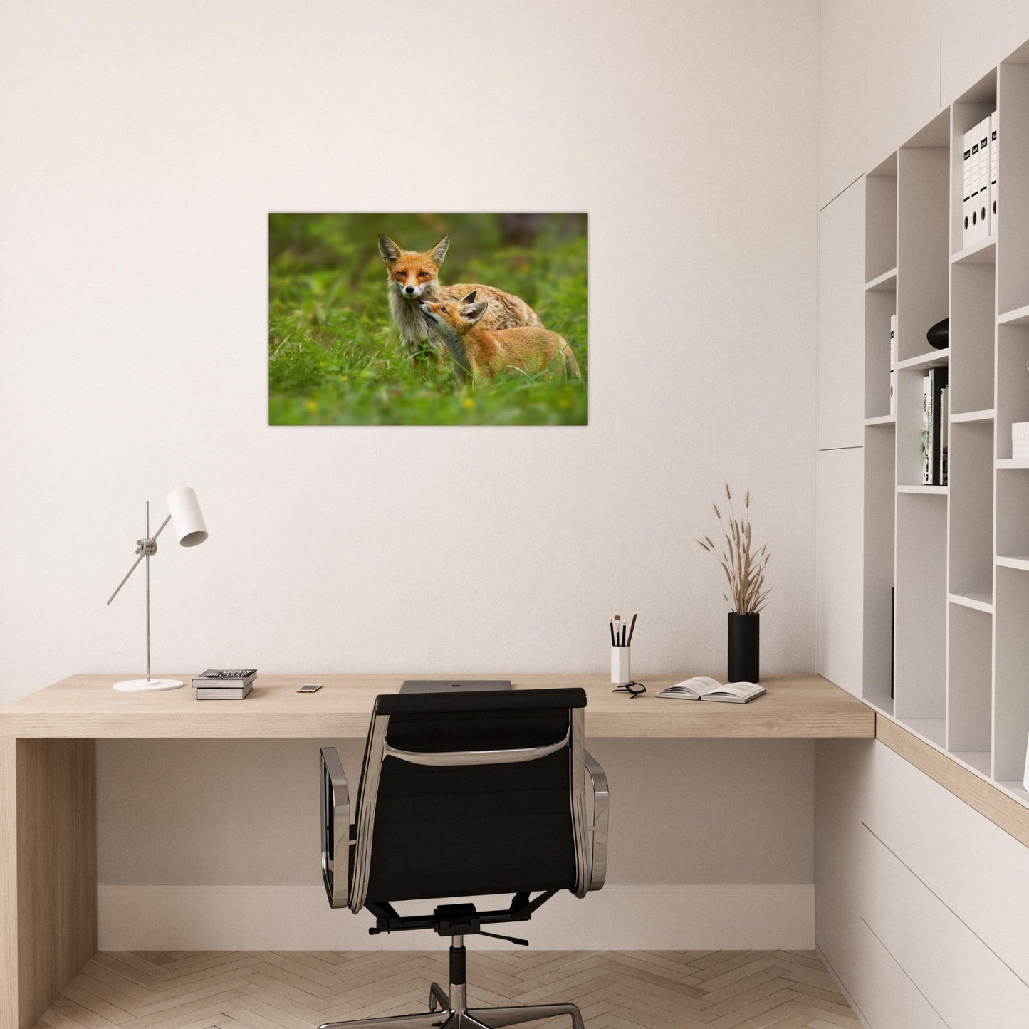 Tableau photo de deux renards roux dans un moment de tendresse sur aluminium Dibond mat, présenté dans un intérieur