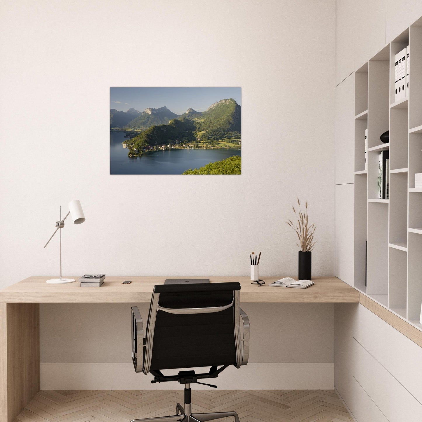 Tableau photo de Duingt et du lac d’Annecy depuis le col de la Forclaz sur aluminium Dibond mat, présenté dans un intérieur
