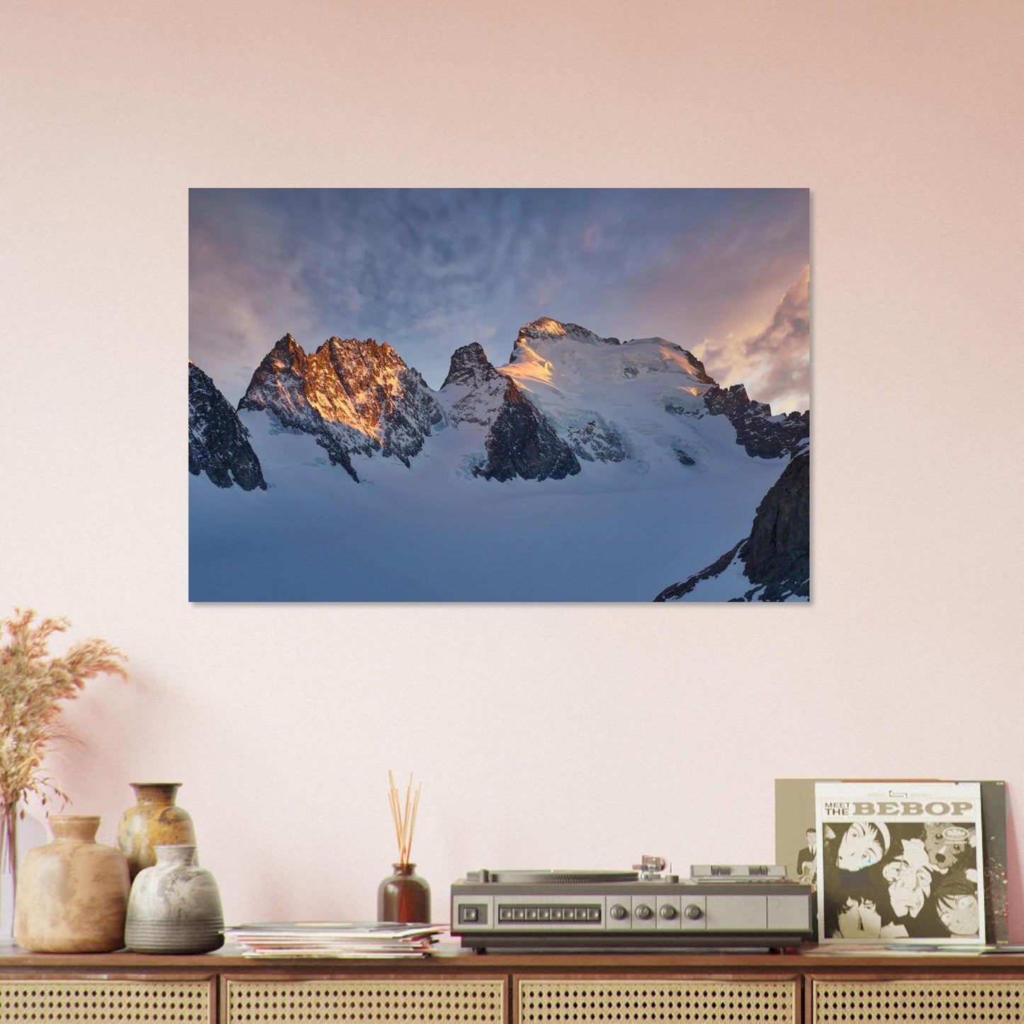 Tableau photo de la Barre des Écrins au lever du soleil sur aluminium Dibond mat, présenté dans un intérieur