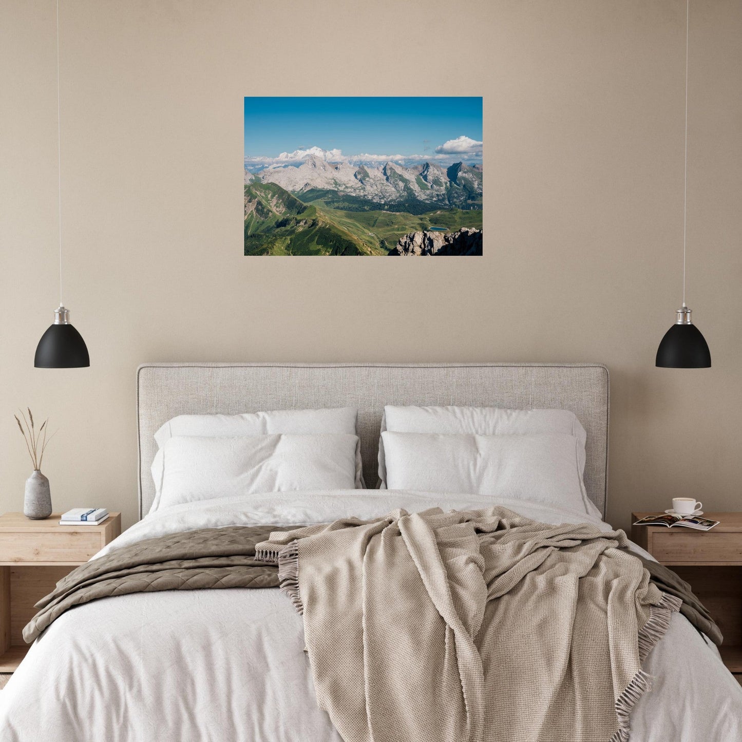 Tableau photo de la chaîne des Aravis face au Mont-Blanc sur aluminium Dibond mat, présenté dans un intérieur