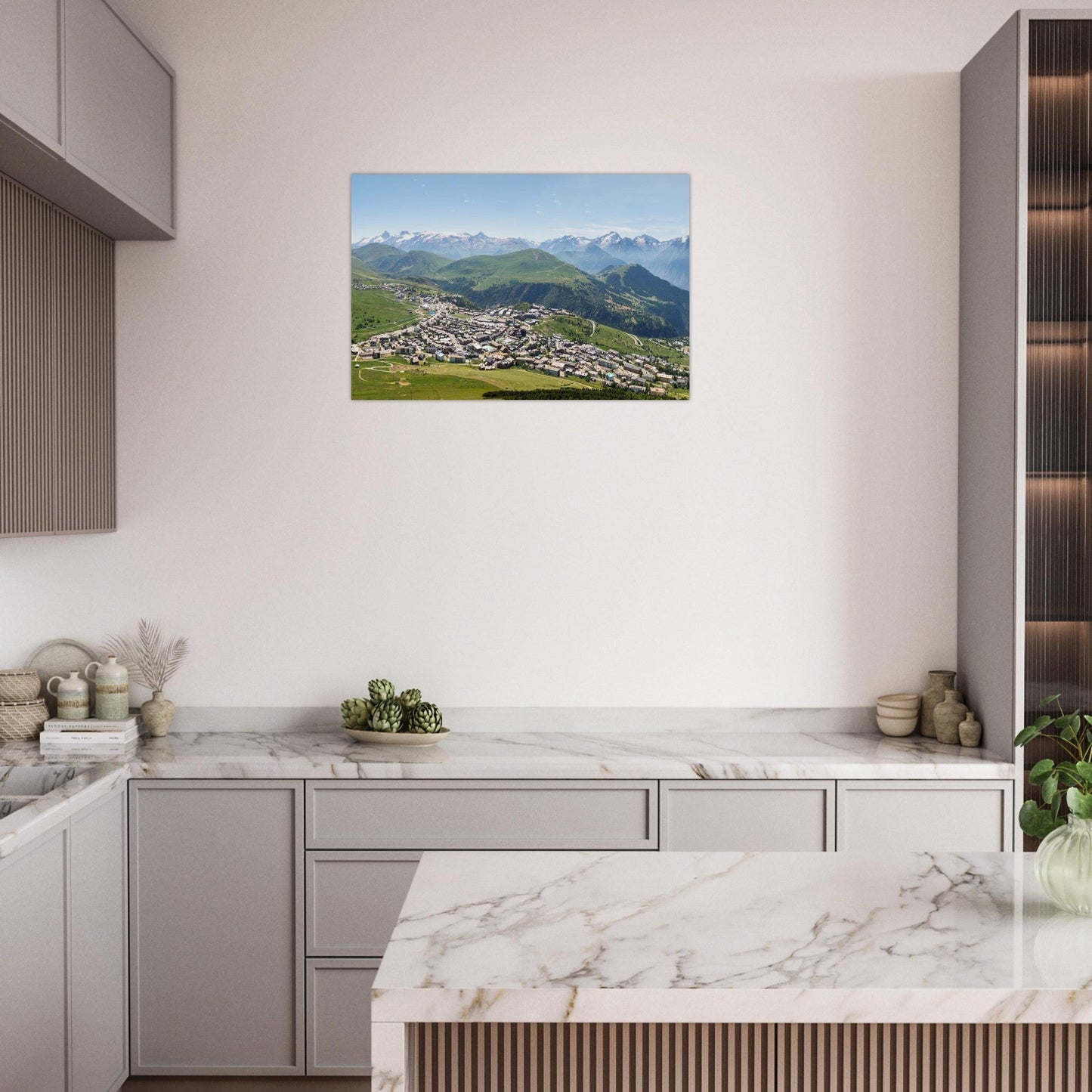 Tableau photo de l’Alpe d’Huez face aux Écrins sur aluminium Dibond mat, présenté dans un intérieur