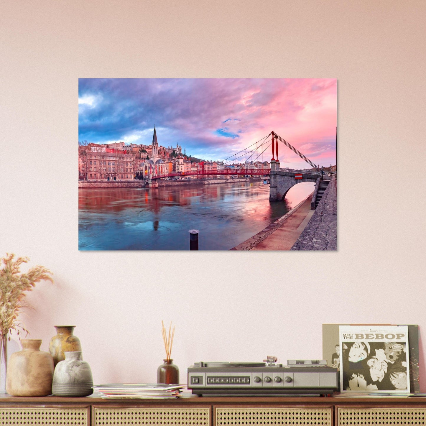 Tableau photo de Lyon au coucher du soleil – Saint-Georges et Fourvière sur aluminium Dibond mat, présenté dans un intérieur