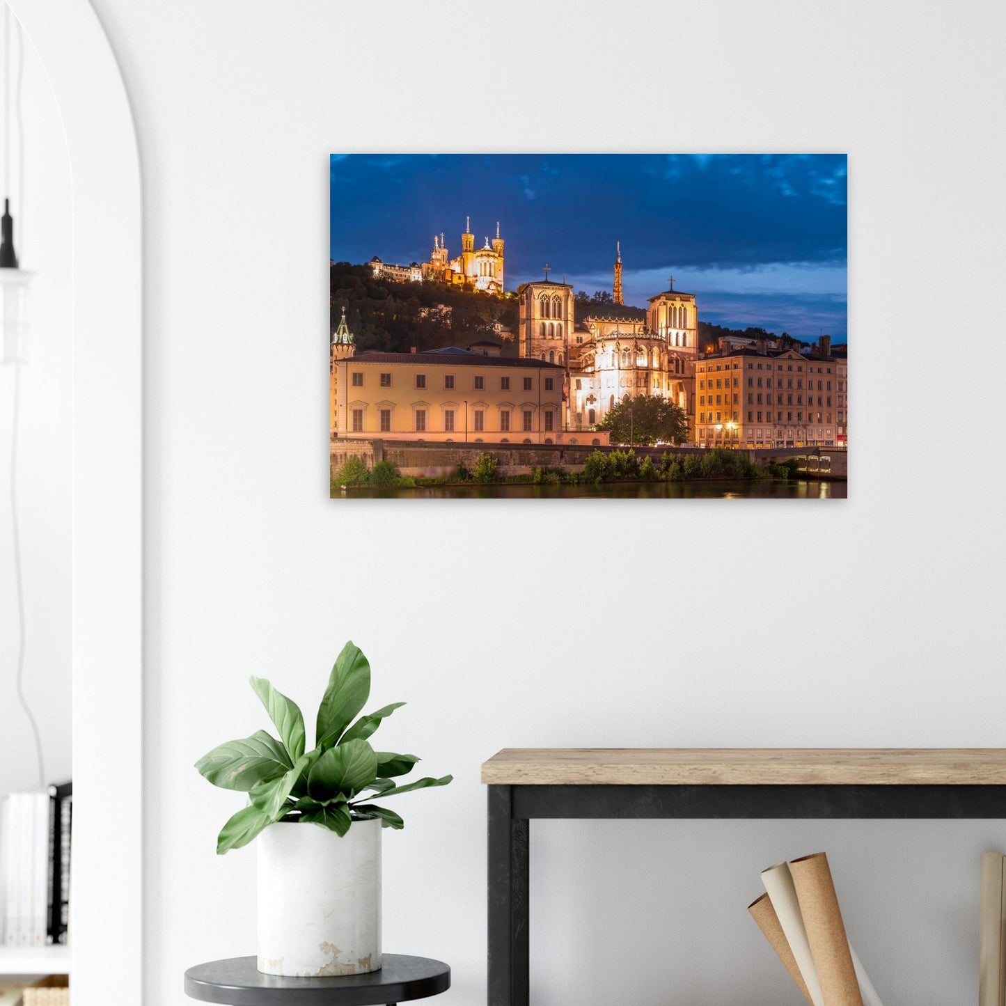 Tableau photo de Lyon au crépuscule – Saint-Jean et Fourvière sur aluminium Dibond mat, présenté dans un intérieur
