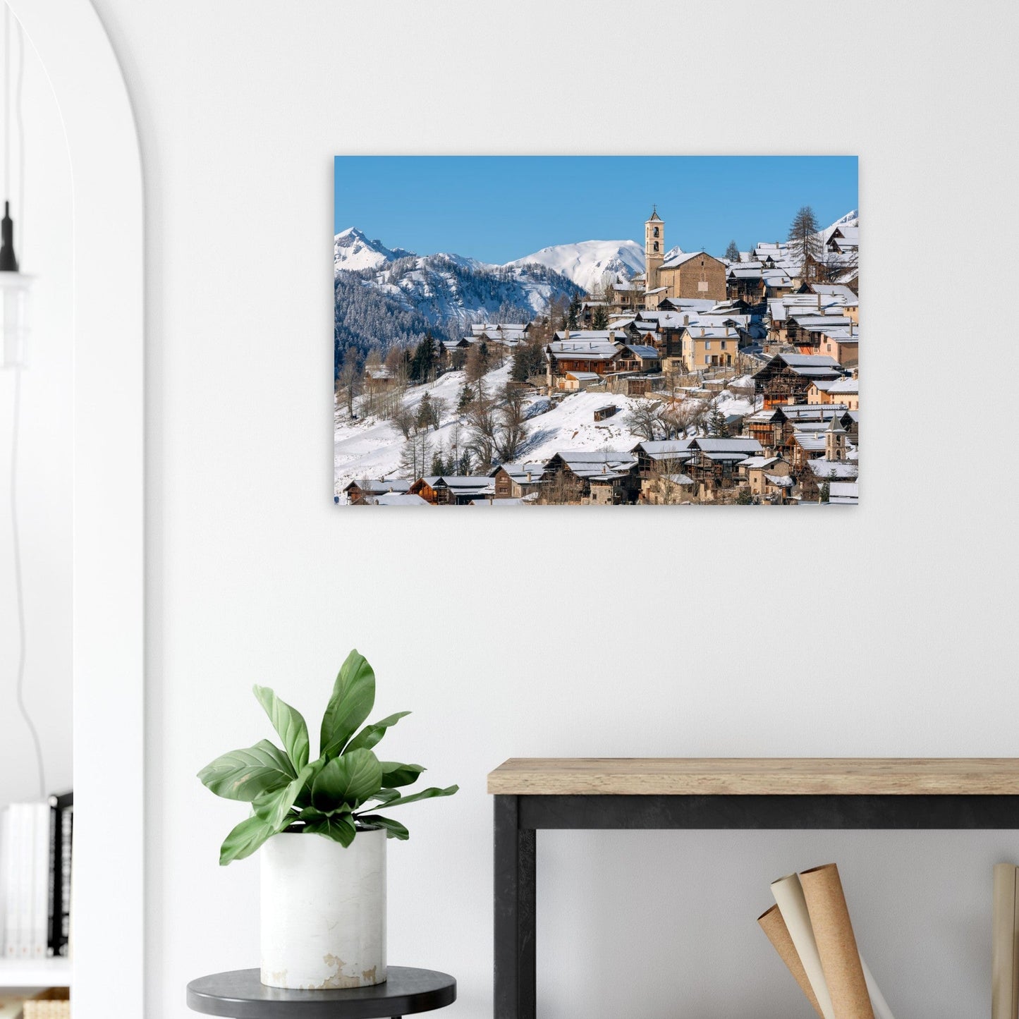 Tableau photo de Saint-Véran sous la neige dans le Queyras sur aluminium Dibond mat, présenté dans un intérieur