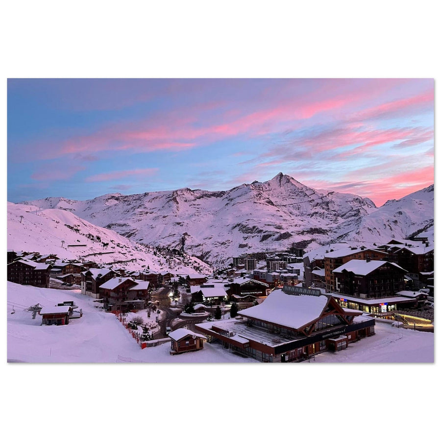 Photo de Tignes sous la neige et un ciel rose — tableau photo paysage de montagne en Alu Dibond, fabrication française