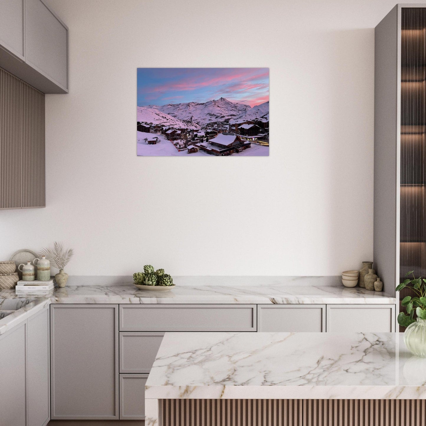 Tableau photo de Tignes sous la neige et un ciel rose sur aluminium Dibond mat, présenté dans un intérieur