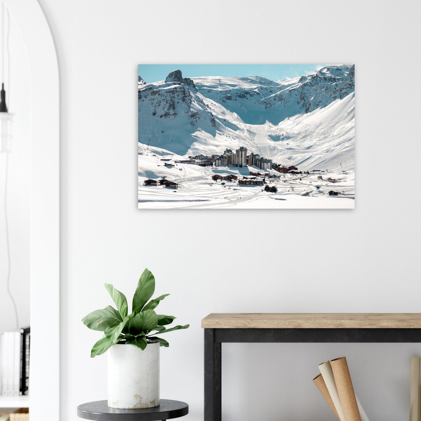Tableau photo de Val Claret à Tignes sous la lumière du matin sur aluminium Dibond mat, présenté dans un intérieur