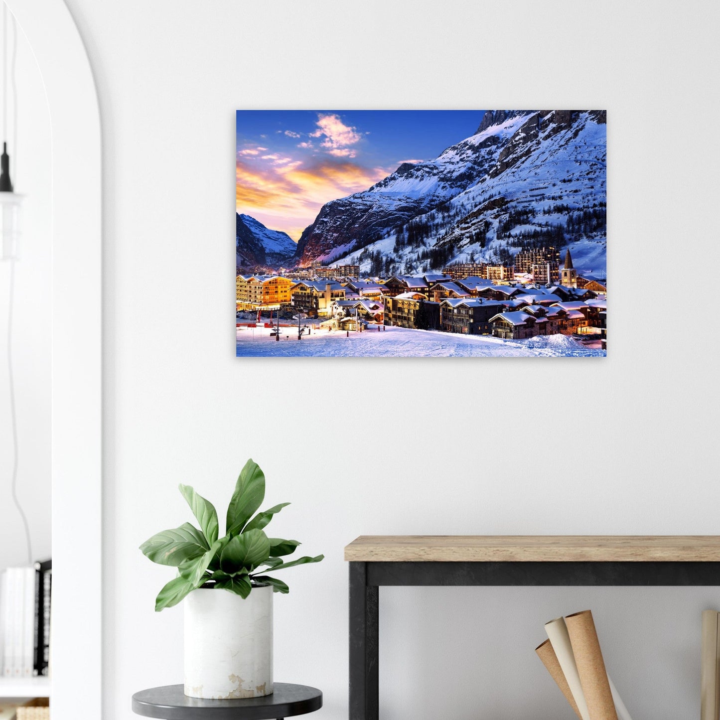 Tableau photo de Val d’Isère au coucher du soleil sur aluminium Dibond mat, présenté dans un intérieur