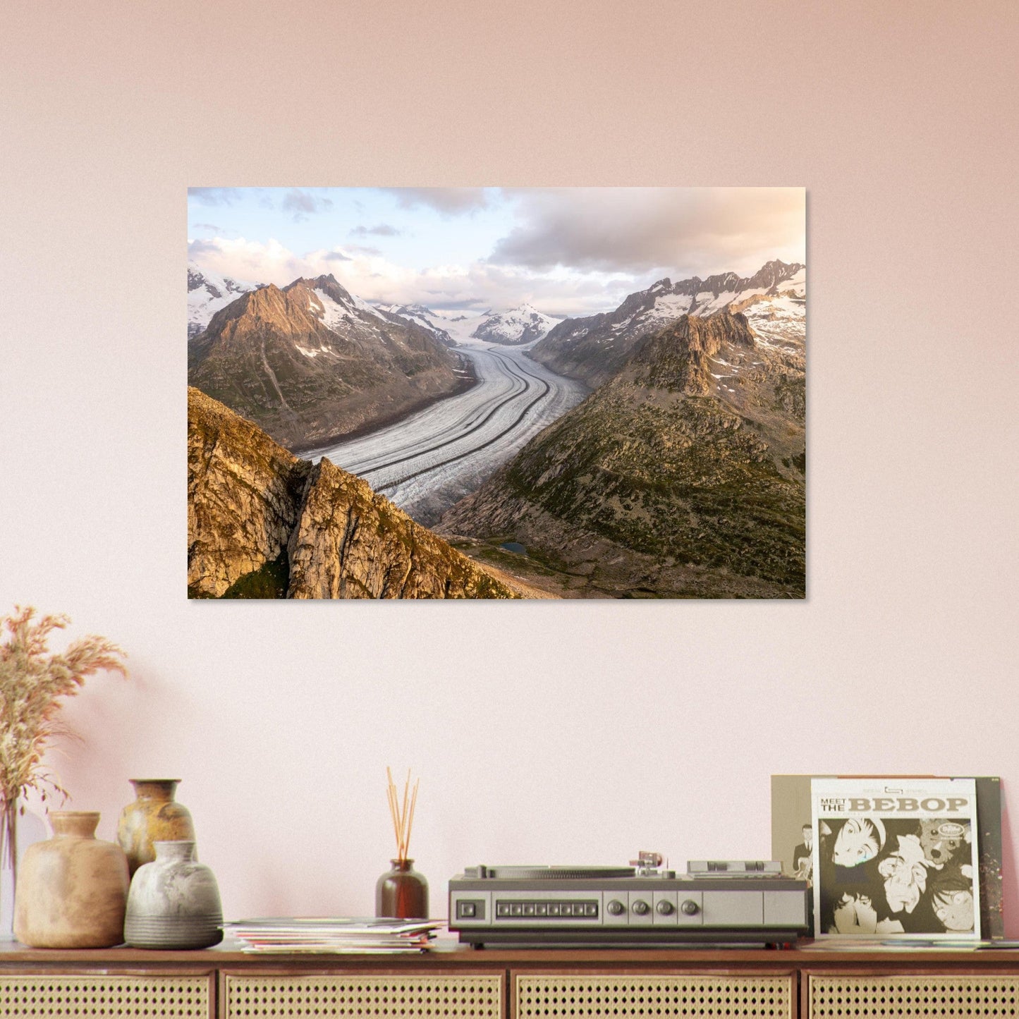 Tableau photo du glacier d’Aletsch au lever du soleil en Suisse sur aluminium Dibond mat, présenté dans un intérieur