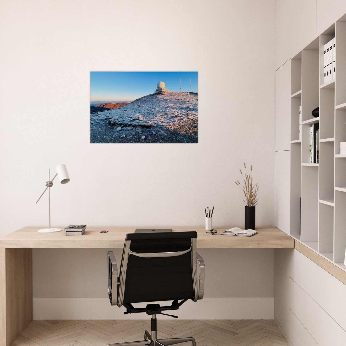 Tableau photo du Grand Ballon et de son radôme en hiver sur aluminium Dibond mat, présenté dans un intérieur