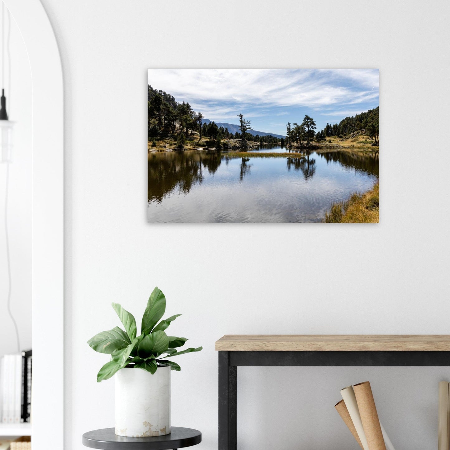 Tableau photo du lac Achard dans le massif de Belledonne sur aluminium Dibond mat, présenté dans un intérieur