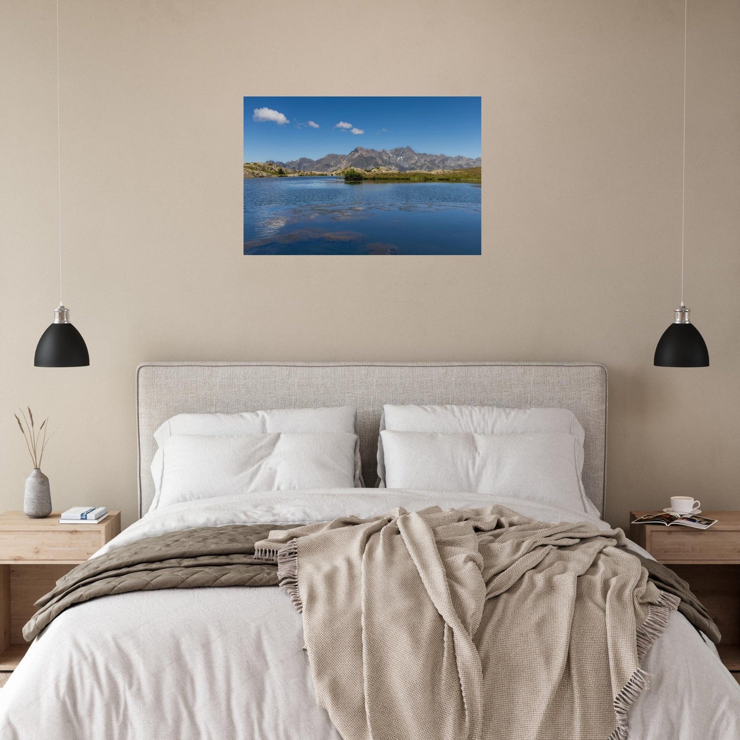 Tableau photo du lac Besson à l’Alpe d’Huez sur aluminium Dibond mat, présenté dans un intérieur