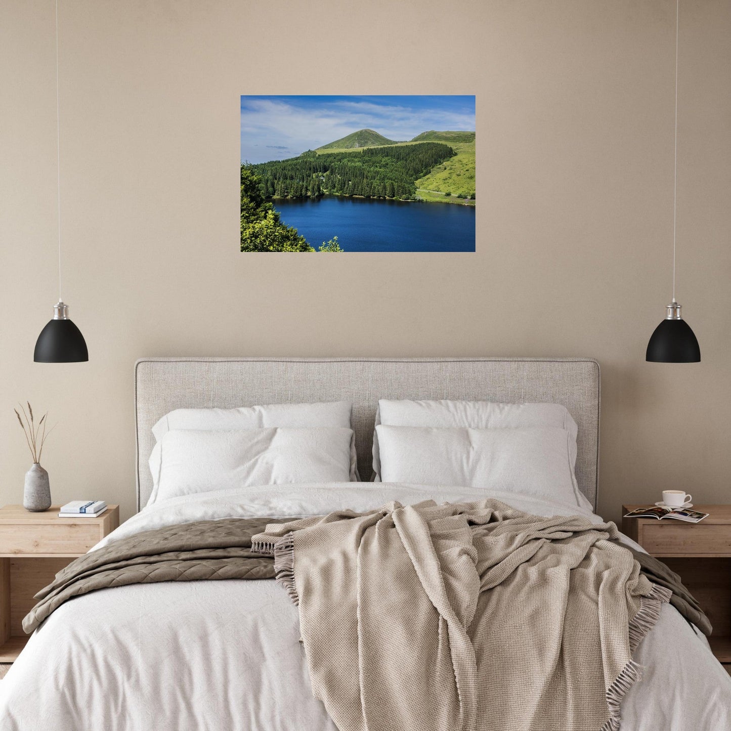 Tableau photo du lac de Guéry au cœur des monts Dore sur aluminium Dibond mat, présenté dans un intérieur