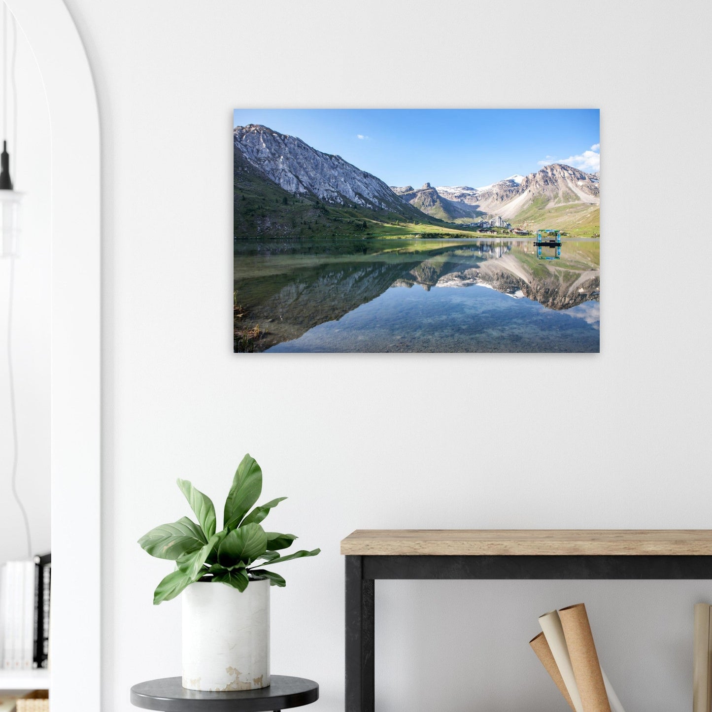 Tableau photo du lac de Tignes face à la Grande Motte au matin sur aluminium Dibond mat, présenté dans un intérieur