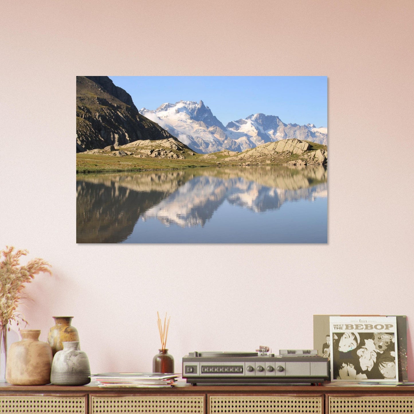 Tableau photo du Lac du Goléon face à la Meije sur aluminium Dibond mat, présenté dans un intérieur