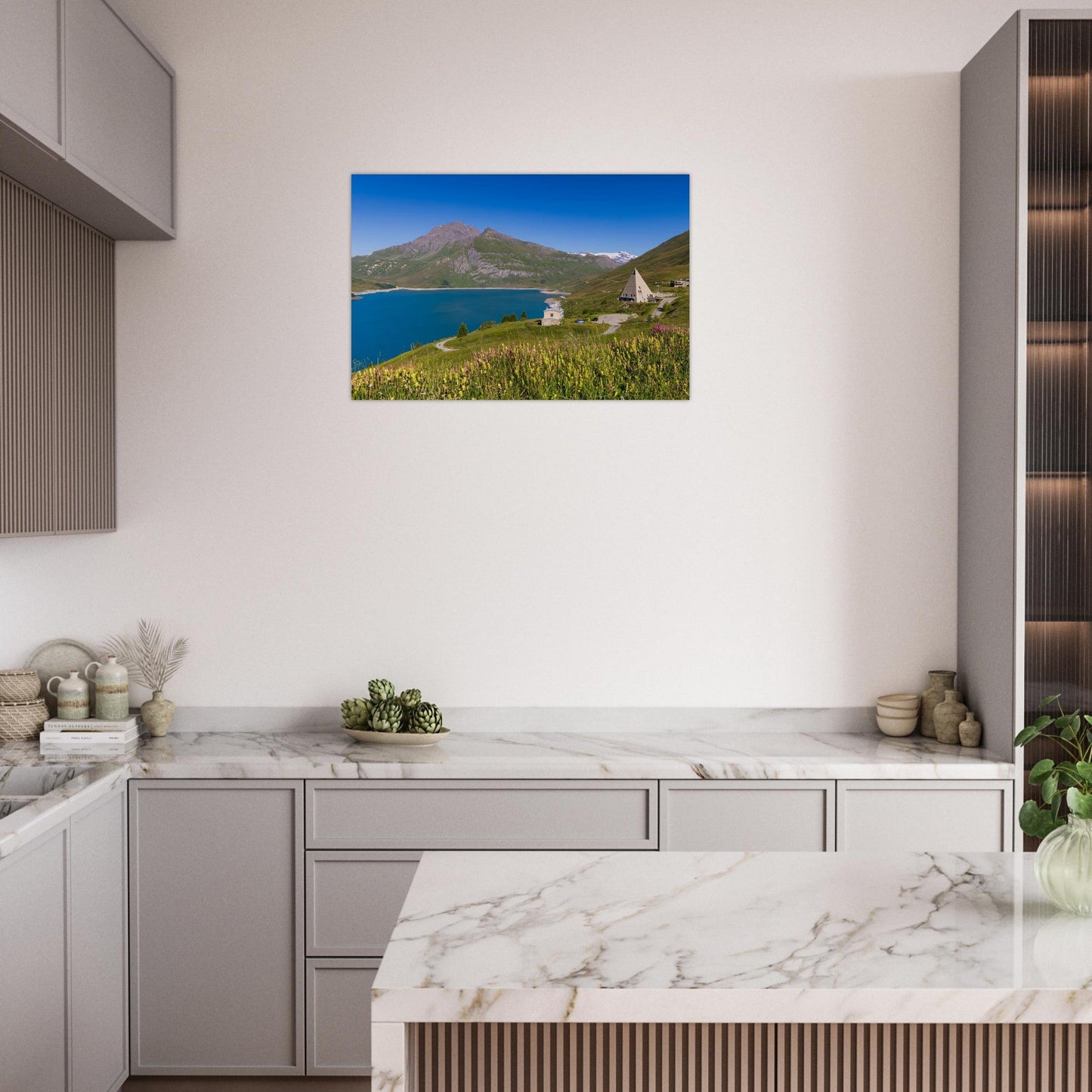 Tableau photo du lac et de la Pyramide du Mont-Cenis sur aluminium Dibond mat, présenté dans un intérieur