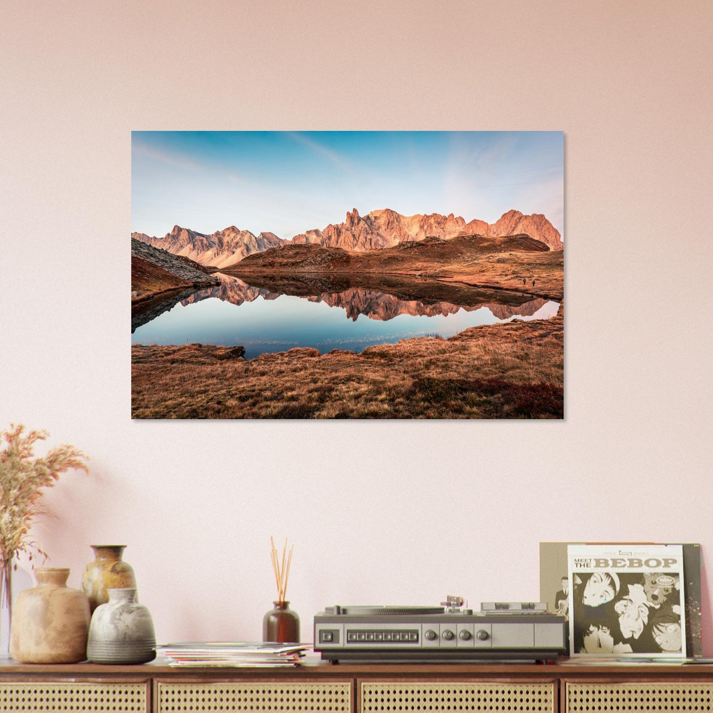 Tableau photo du lac Long au lever du soleil dans la Clarée sur aluminium Dibond mat, présenté dans un intérieur