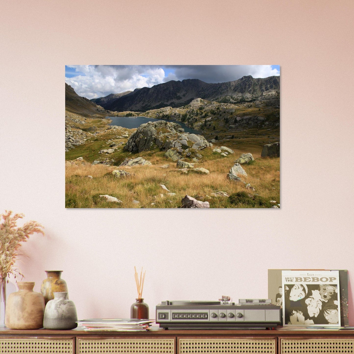 Tableau photo du lac Long Supérieur et du refuge des Merveilles sur aluminium Dibond mat, présenté dans un intérieur