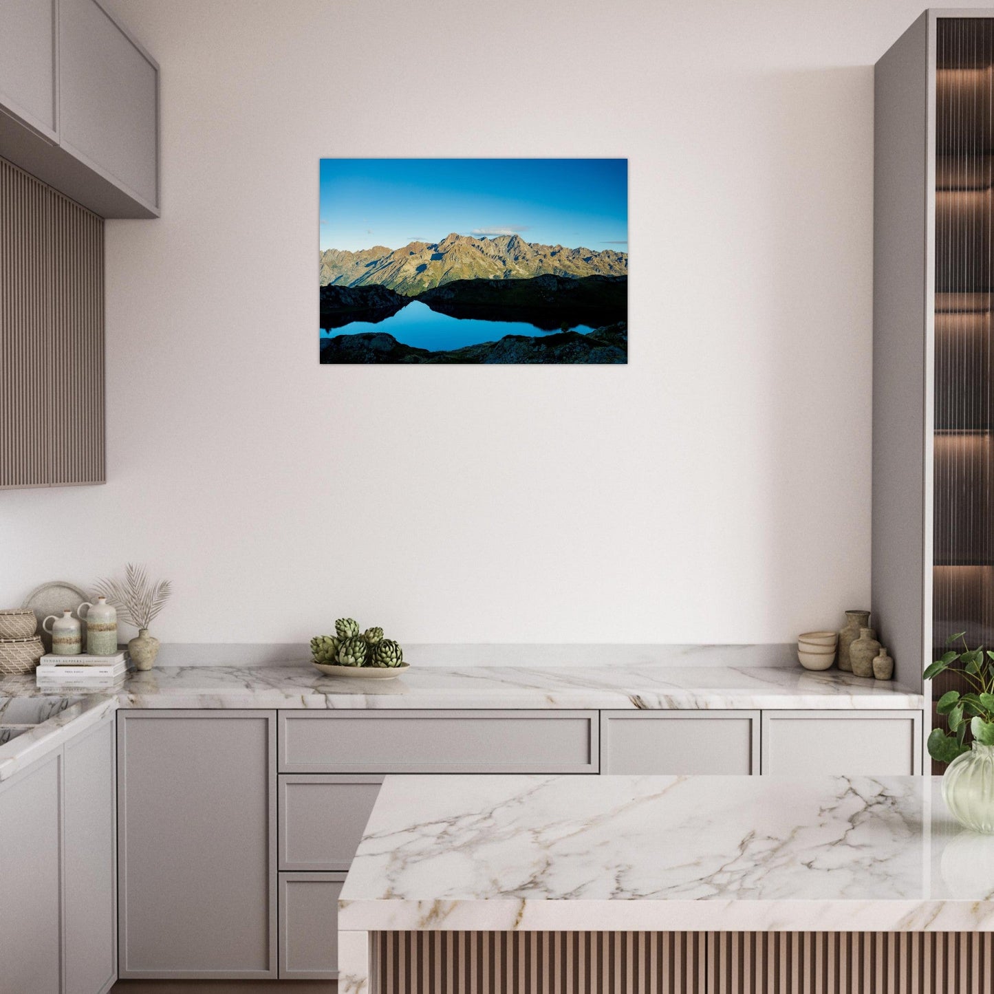 Tableau photo du lac Noir face au Grand Pic de Belledonne sur aluminium Dibond mat, présenté dans un intérieur