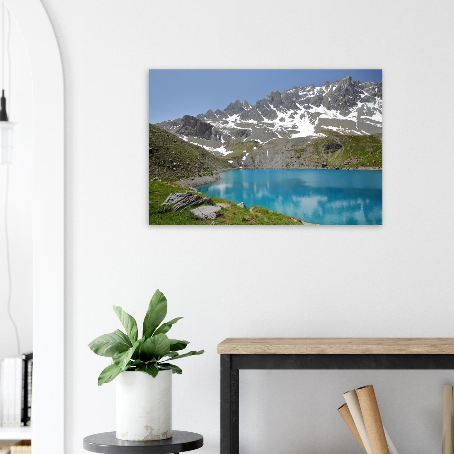 Tableau photo du Lac Sainte-Anne au pied de la Font Sancte sur aluminium Dibond mat, présenté dans un intérieur