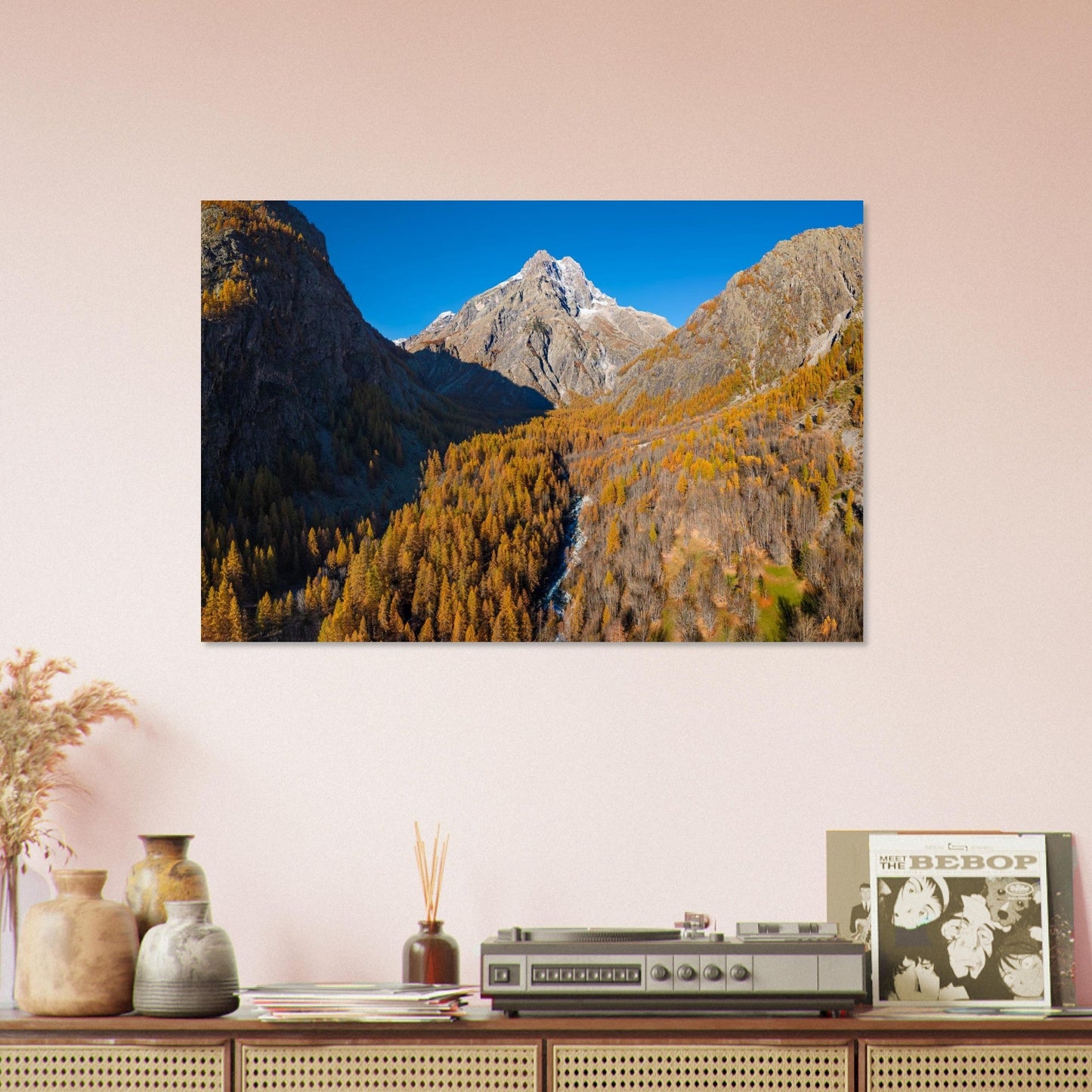 Tableau photo du Mont Pelvoux et mélèzes dorés dans les Écrins sur aluminium Dibond mat, présenté dans un intérieur