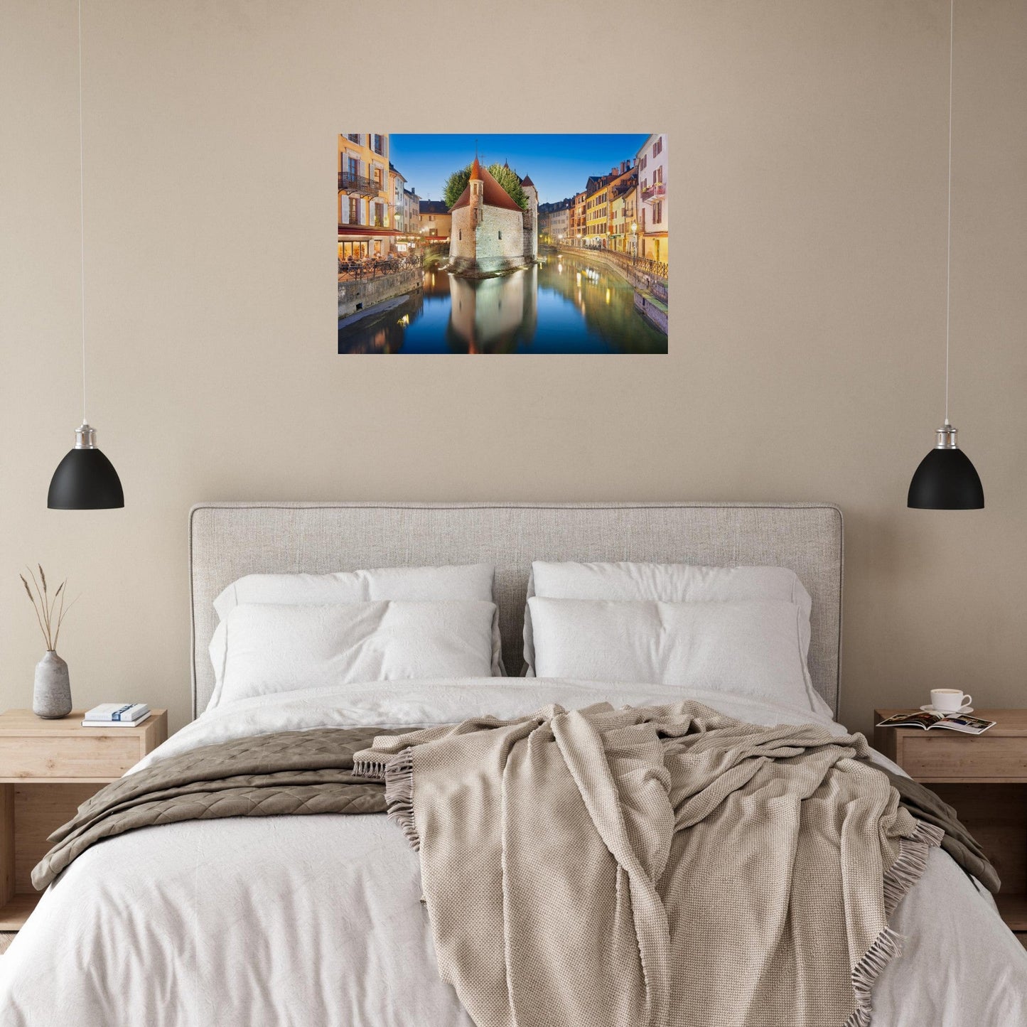 Tableau photo du Palais de l’Île à Annecy au crépuscule sur aluminium Dibond mat, présenté dans un intérieur