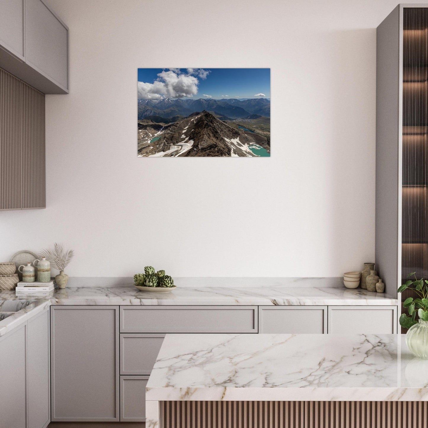 Tableau photo du panorama depuis le Pic Blanc à l’Alpe d’Huez sur aluminium Dibond mat, présenté dans un intérieur