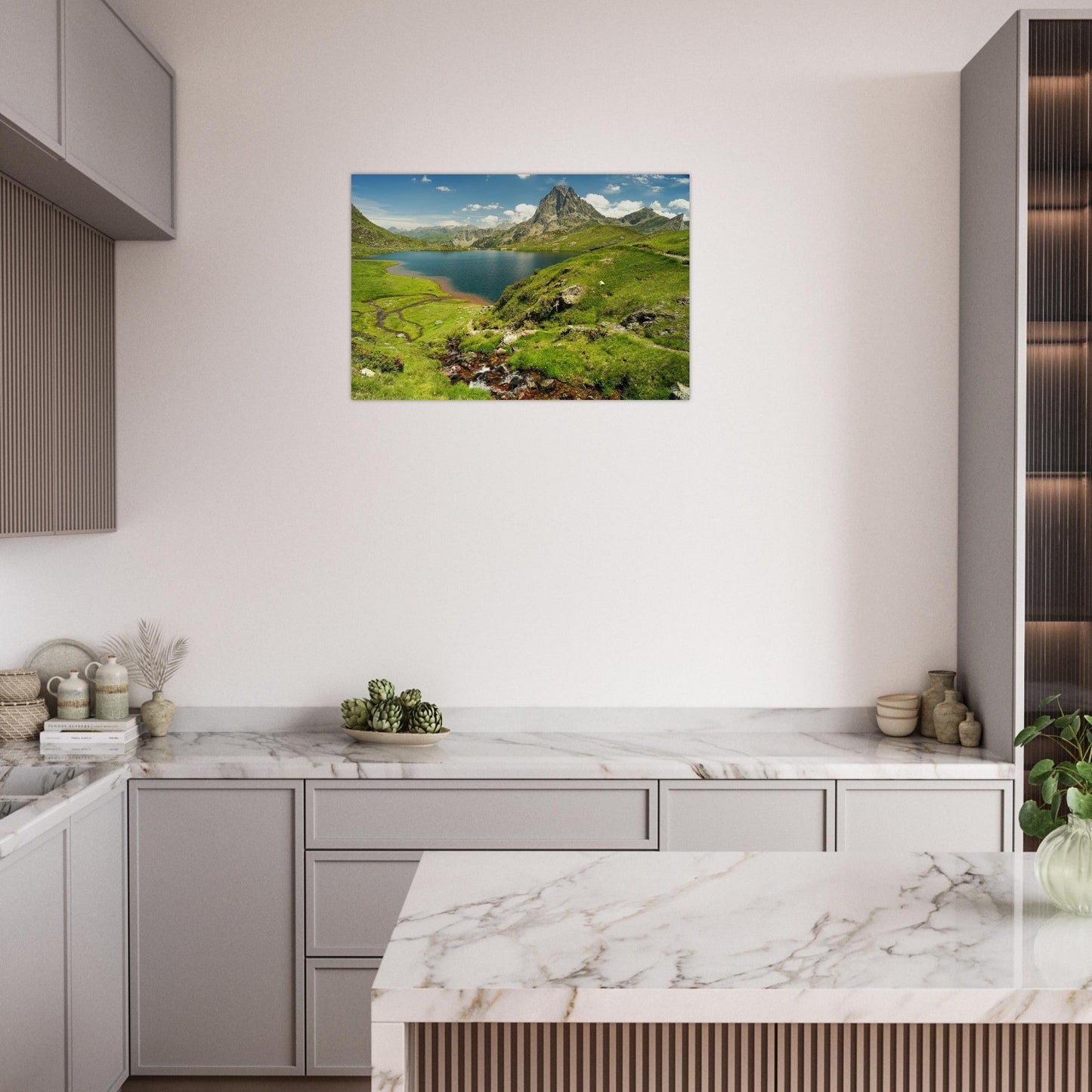 Tableau photo du Pic du Midi d’Ossau depuis le lac Gentau sur aluminium Dibond mat, présenté dans un intérieur