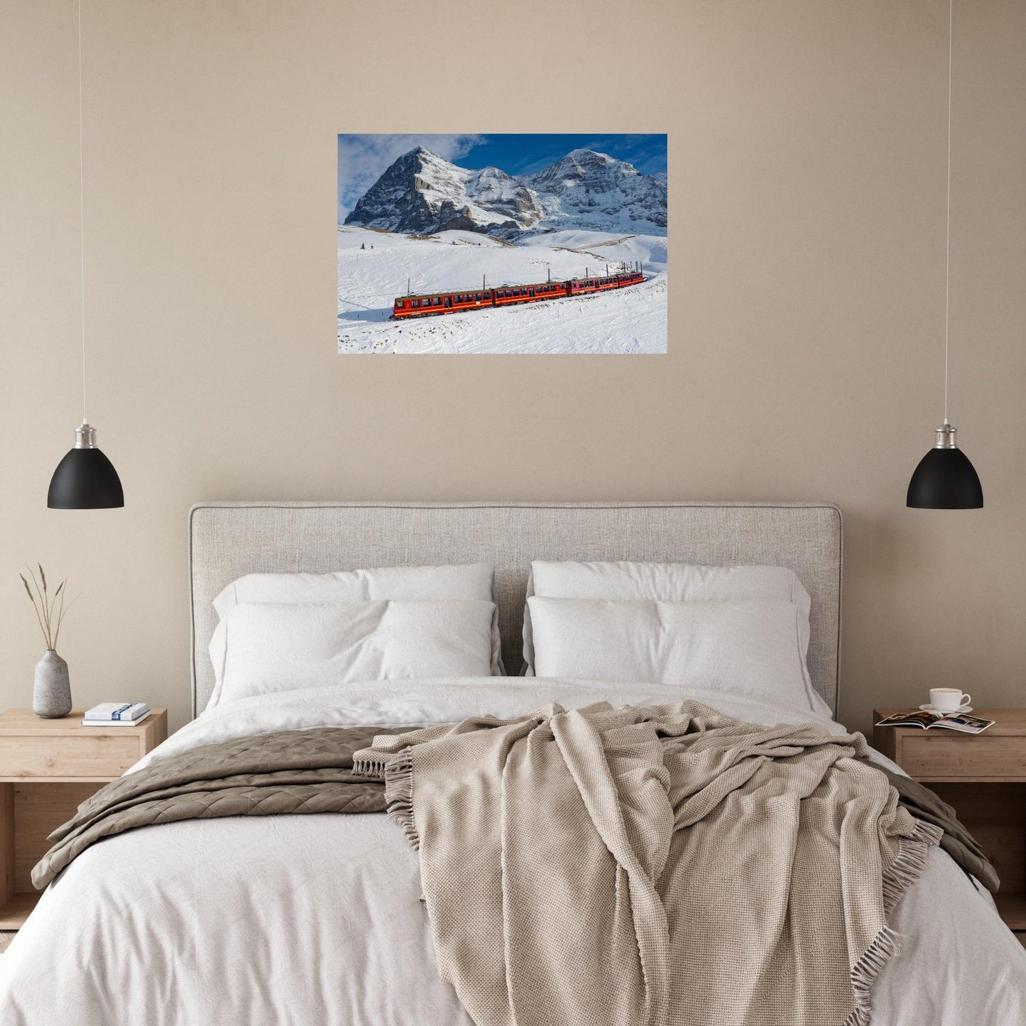 Tableau photo du train de la Jungfrau face à l’Eiger et au Mönch sur aluminium Dibond mat, présenté dans un intérieur