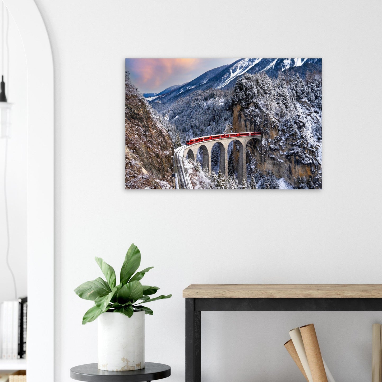 Tableau photo du train sur le viaduc de Landwasser sur aluminium Dibond mat, présenté dans un intérieur