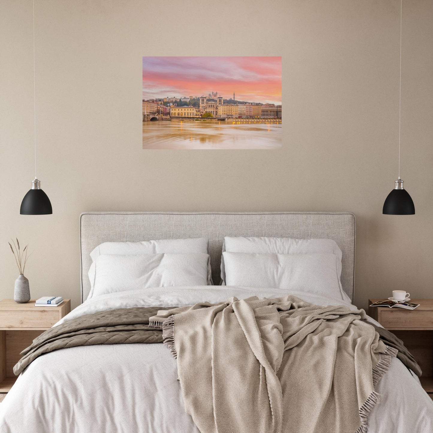 Tableau photo du Vieux Lyon au coucher du soleil – Saint-Jean et la Saône sur aluminium Dibond mat, présenté dans un intérieur