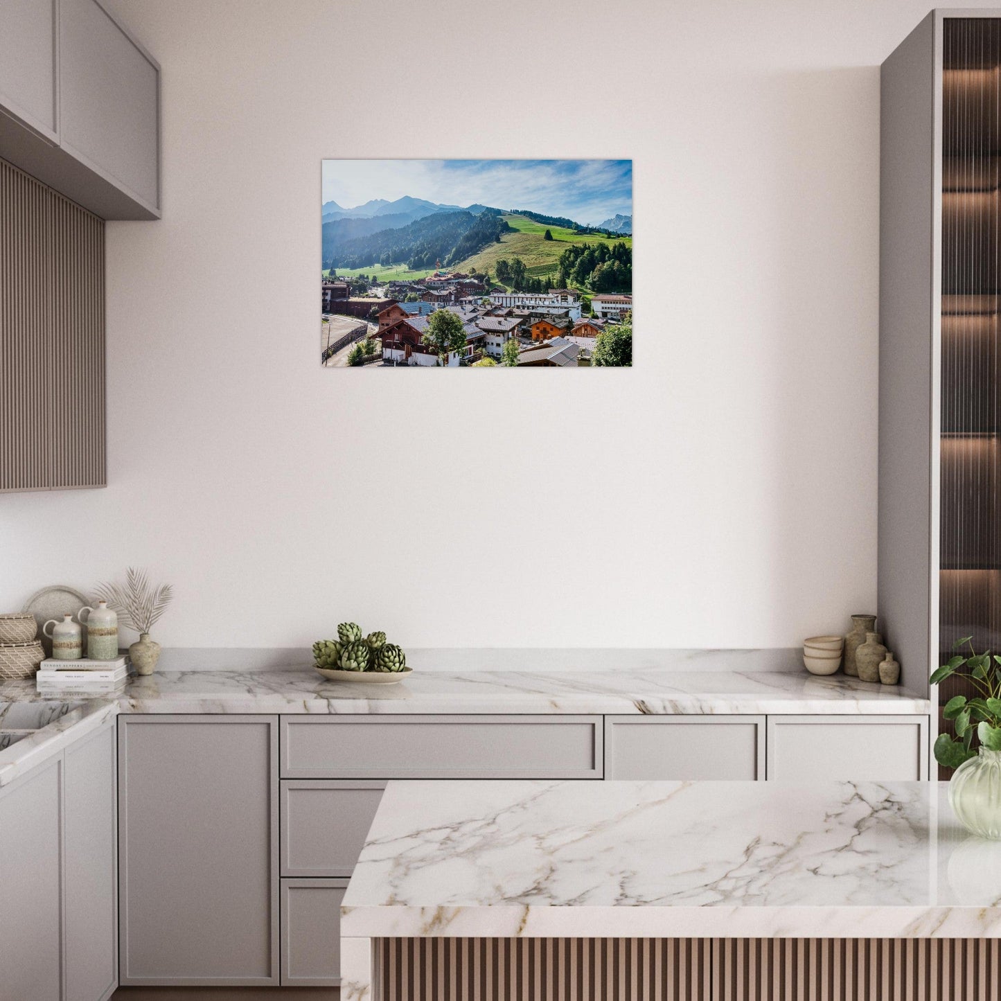 Tableau photo du village de La Clusaz dans les Aravis sur aluminium Dibond mat, présenté dans un intérieur