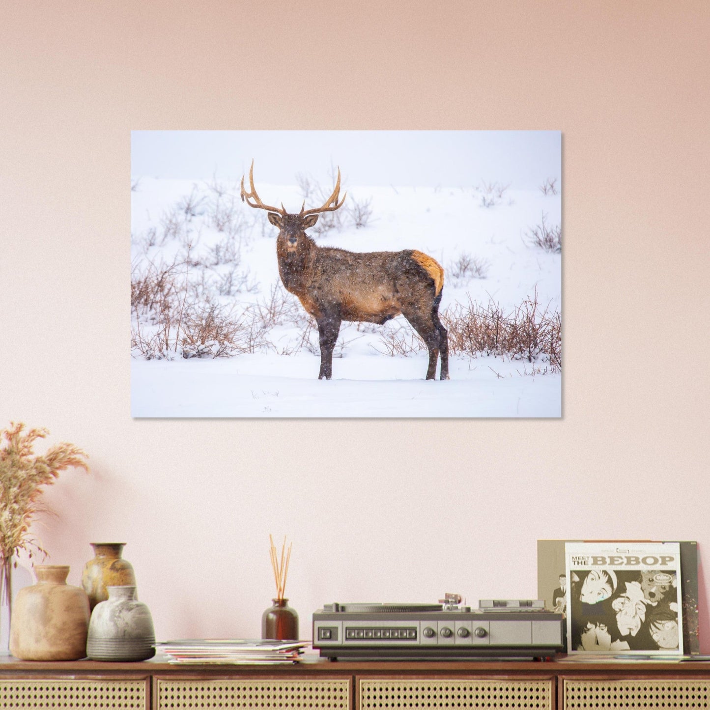 Tableau photo d’un cerf sous la neige sur aluminium Dibond mat, présenté dans un intérieur