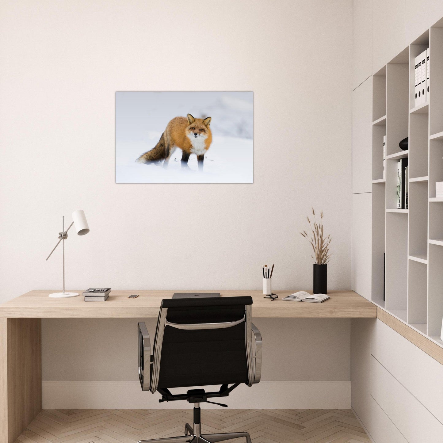 Tableau photo d’un renard roux dans la neige sur aluminium Dibond mat, présenté dans un intérieur