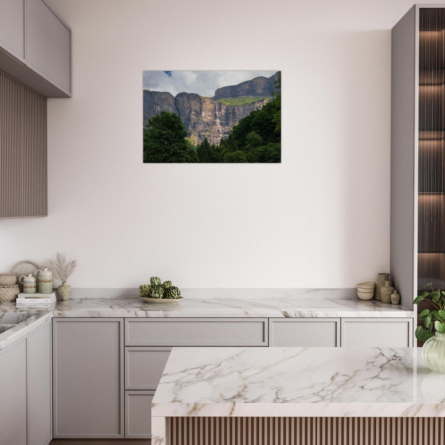 Tableau photo d’une cascade du Cirque du Fer-à-Cheval sur aluminium Dibond mat, présenté dans un intérieur