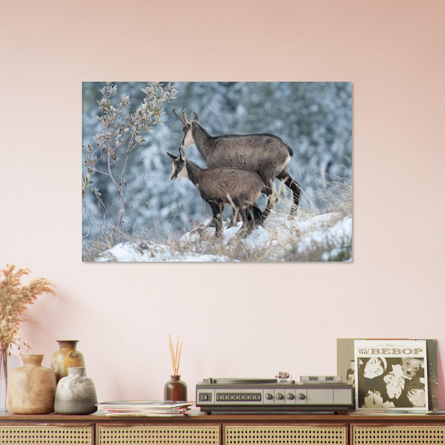 Tableau photo d’une femelle chamois et de son petit dans la neige en Chartreuse présenté dans un intérieur