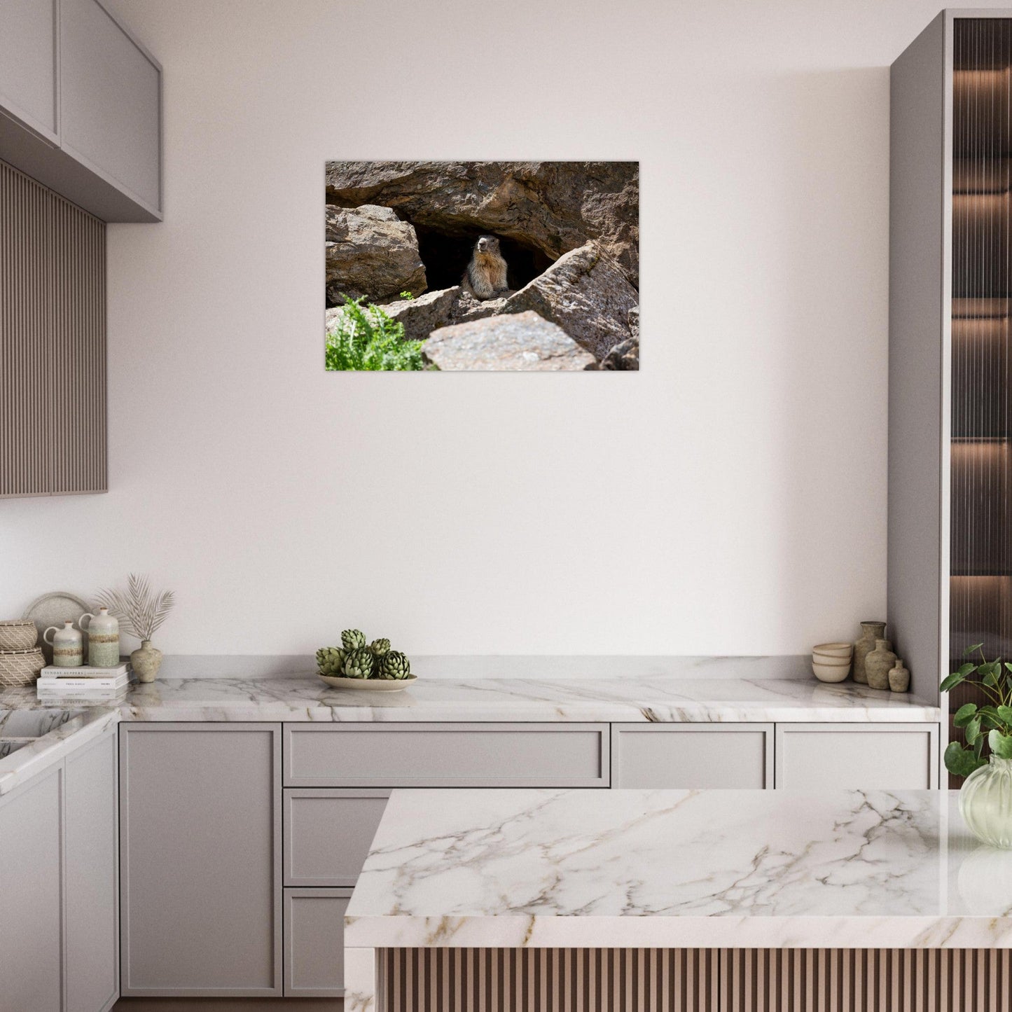 Tableau photo d’une marmotte des Alpes à l’entrée de son terrier sur aluminium Dibond mat, présenté dans un intérieur