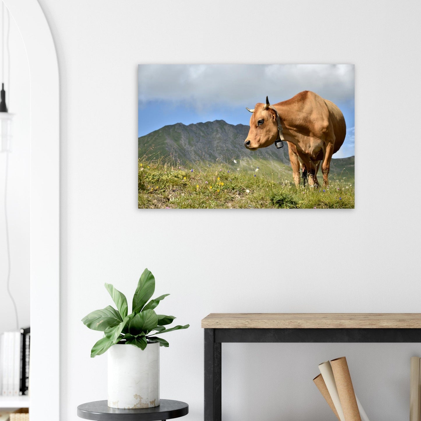 Tableau photo d’une vache d’alpage dans les Alpes sur aluminium Dibond mat, présenté dans un intérieur