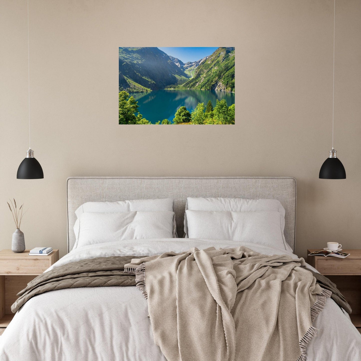 Tableau photo du lac du Lauvitel à la fin du printemps intégré à une décoration intérieure contemporaine