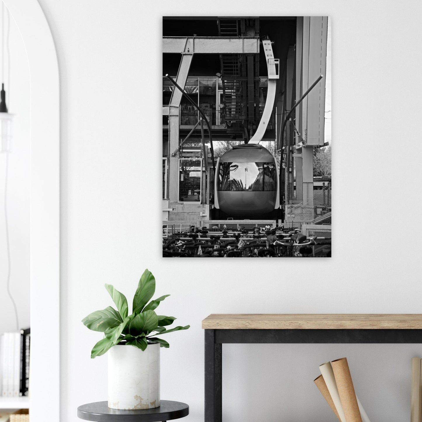 Tableau photo Photo Télécabine — station & reflets (N&B, Alpes) — tirage aluminium Dibond mat, fabrication française, prêt à accrocher