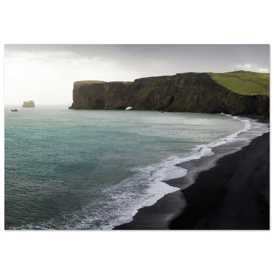 Tableau « La grande arche du Cap Dyrhólaey, Islande » en situation intérieure – simulation 50 × 70 cm