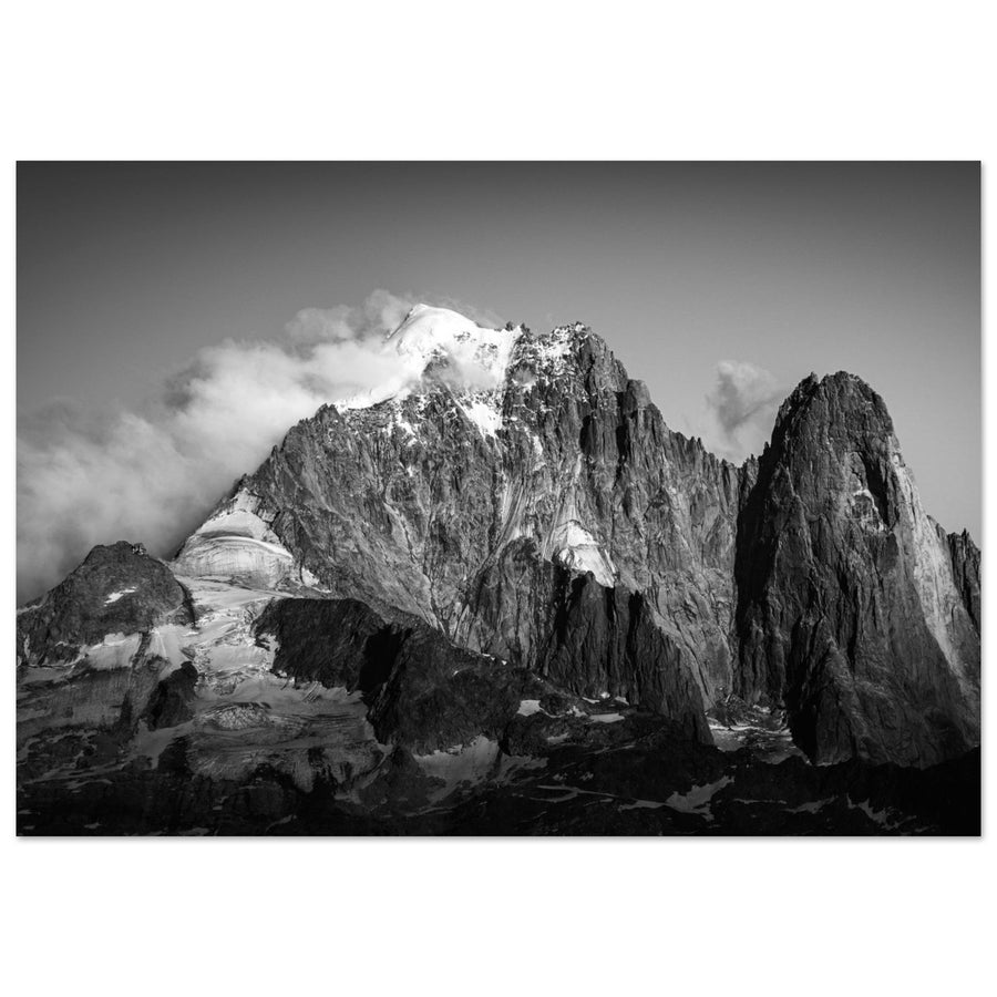 Tableau photo en Alu Dibond : Un coucher de soleil sur l'Aiguille verte et les Drus, en noir et blanc